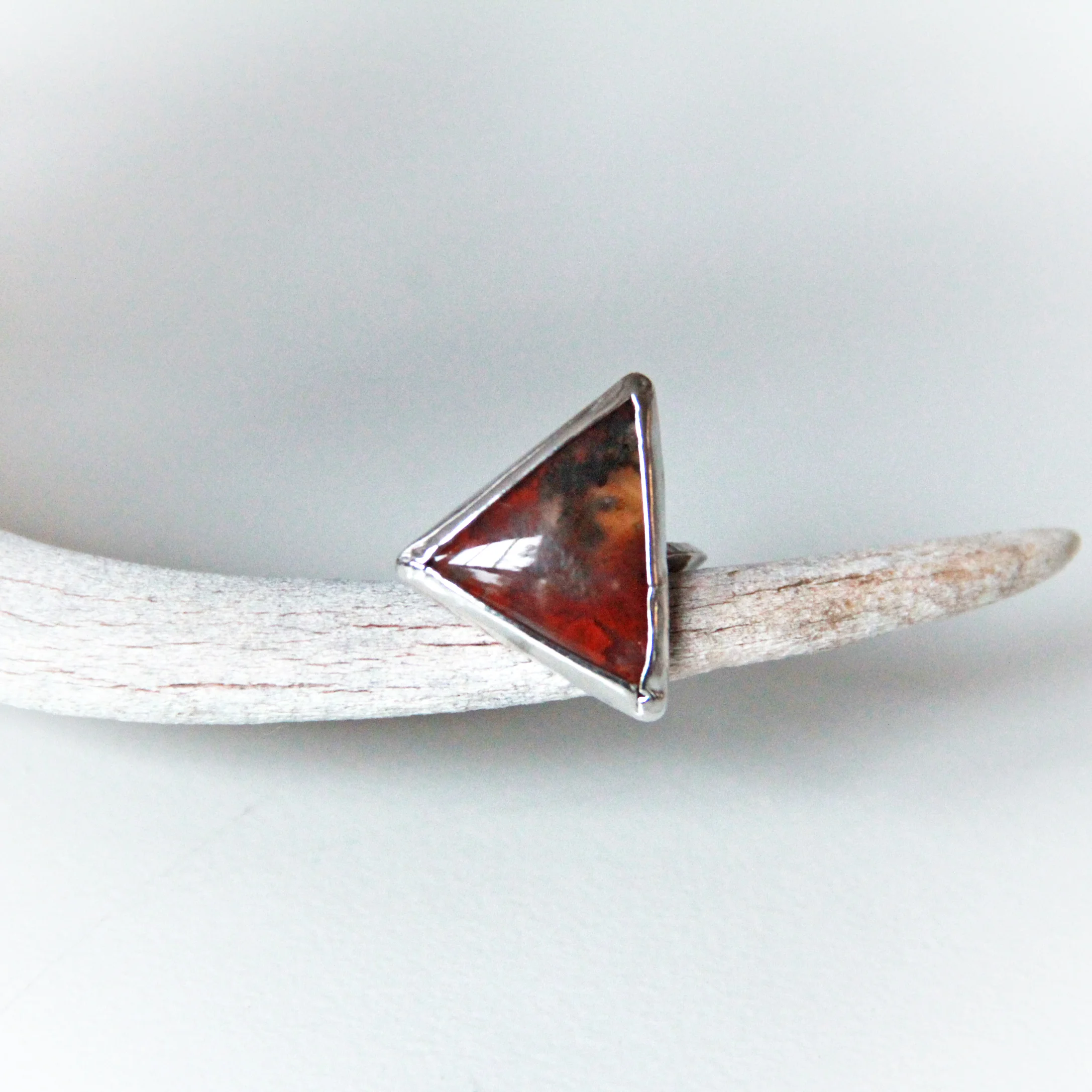 TRIANGLE PLUME AGATE AND STERLING SILVER. SIZE 6. DAY NINETEEN RING. 