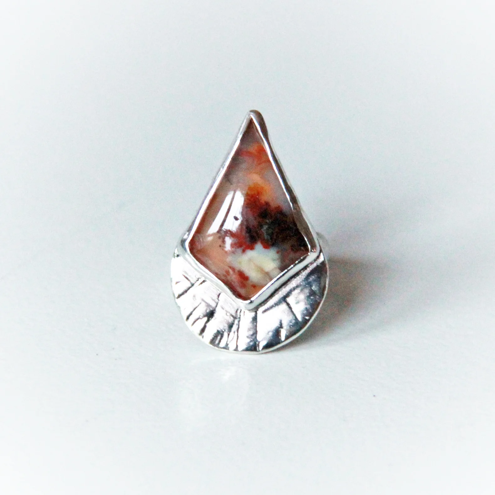 PLUME AGATE AND STERLING SILVER. SIZE 5. DAY TWENTY RING. 