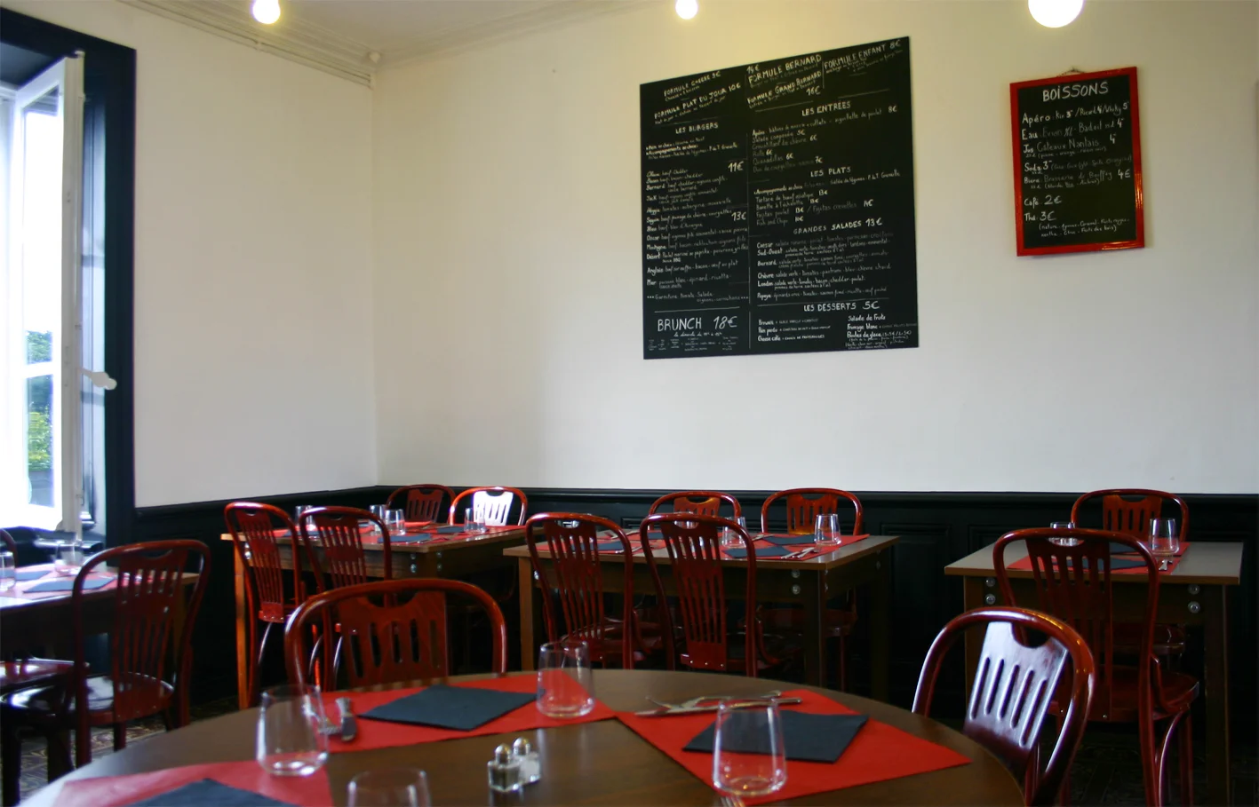 SALLE FOND SITE.jpg