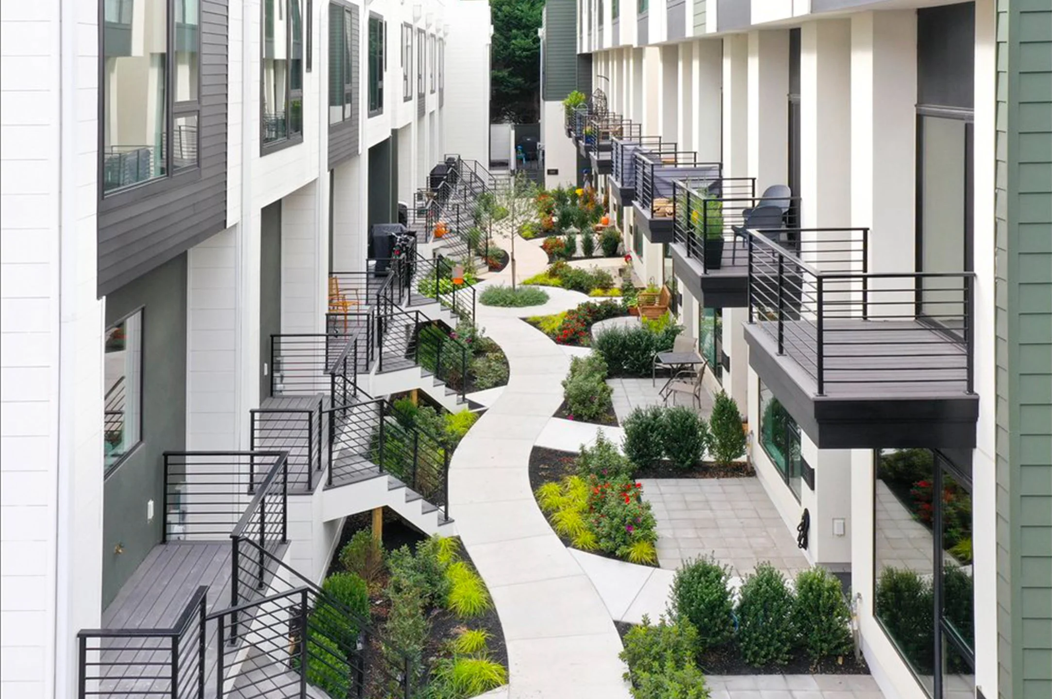 Project: 2200 Cary Street
Architect: Johannas Design Group
Photo: Kent Eanes