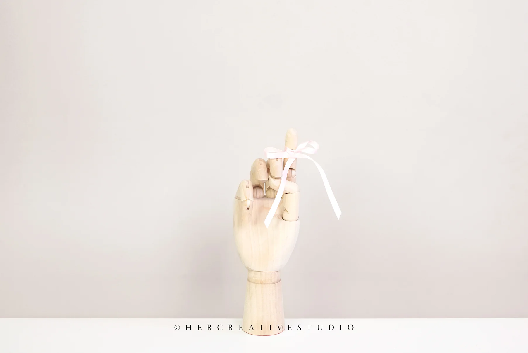 Finger-with-bow-wooden-IE.jpg