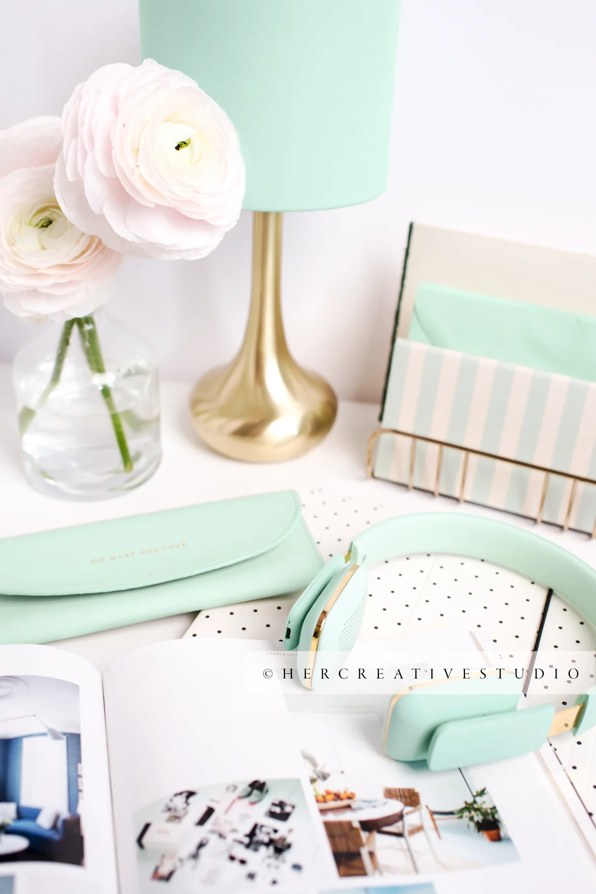 Mint-Desk-Ranunculus-3-IE.jpg