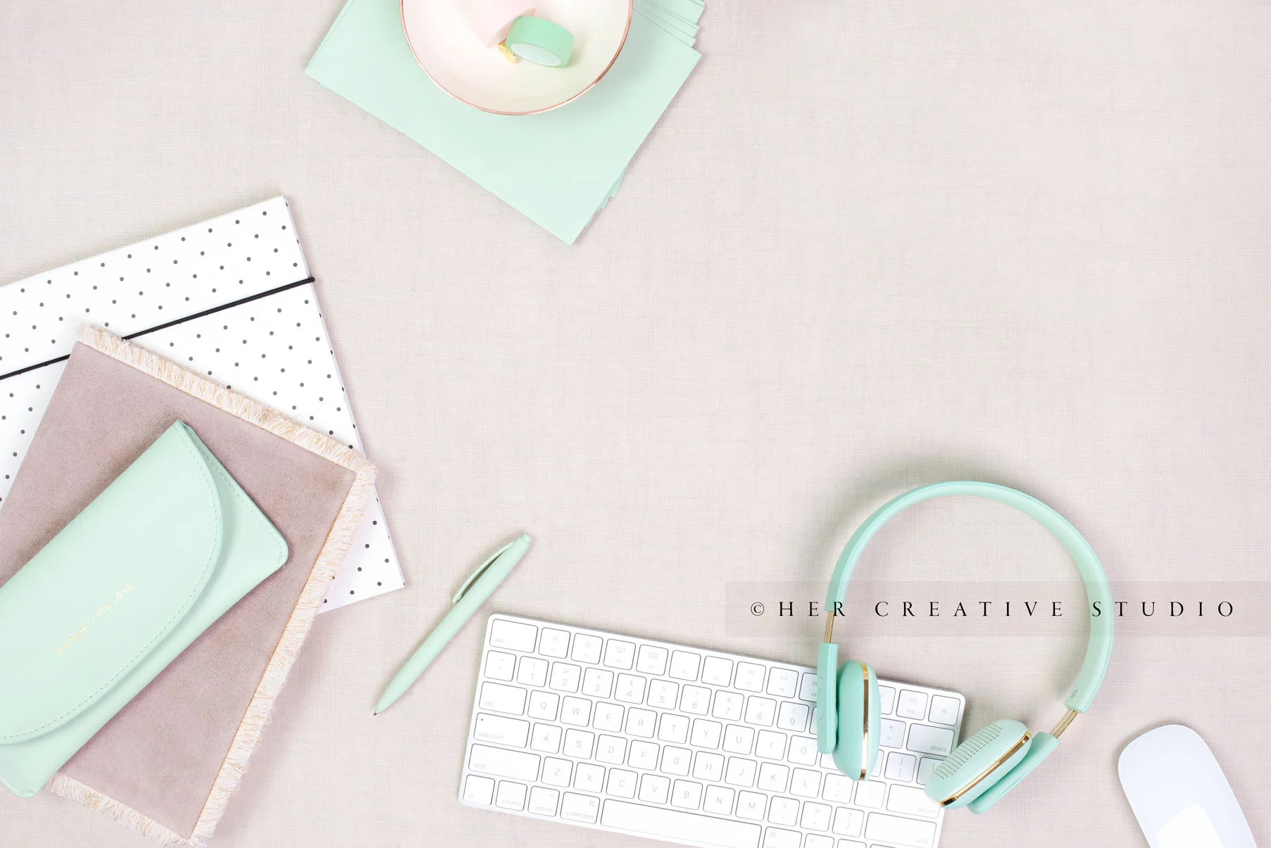 Mint-headphones-flatlay-3-IE.jpg