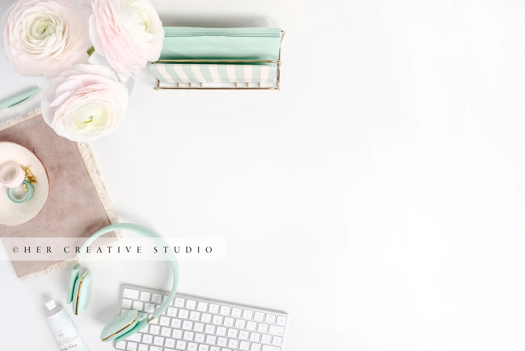 Mint-headphones-flatlay-4-IE.jpg