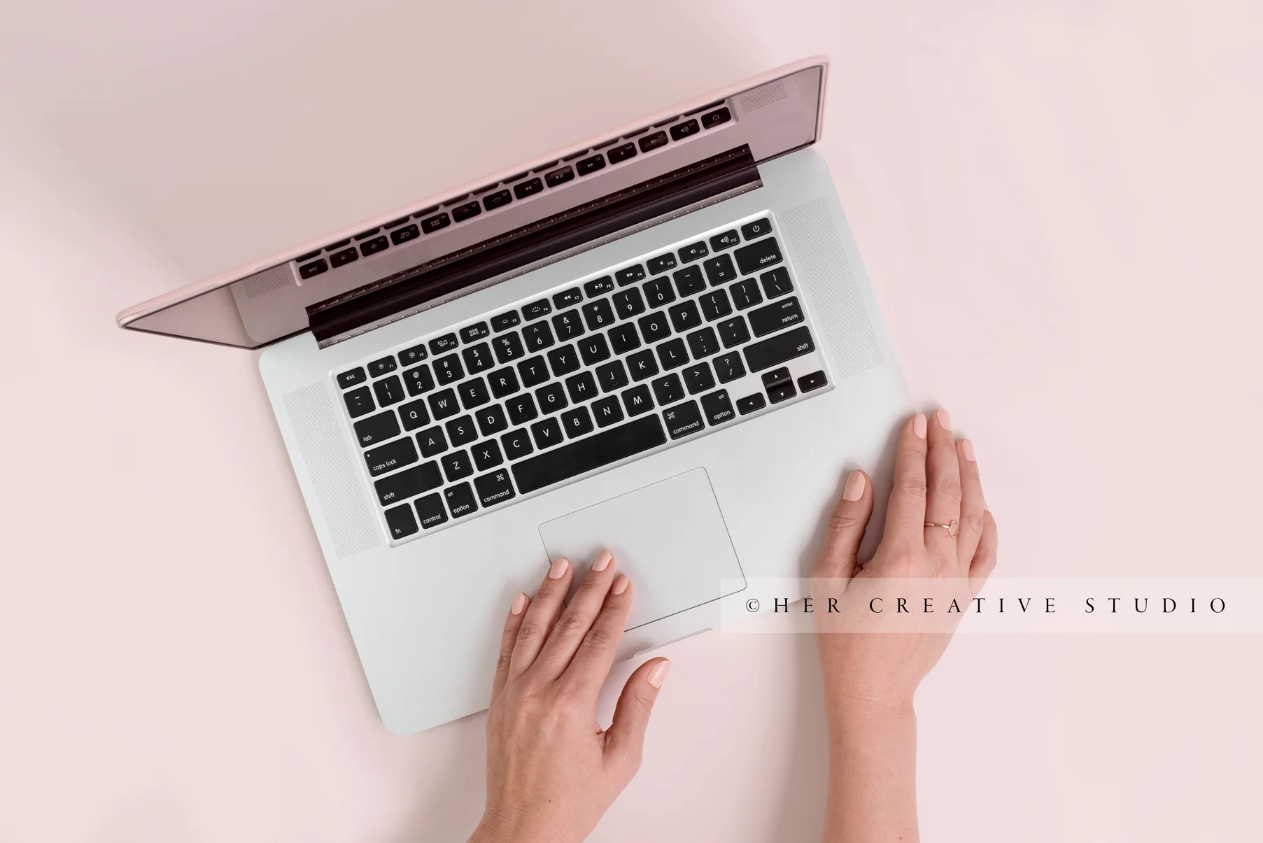 Hand-Laptop-Pink-IE.jpg