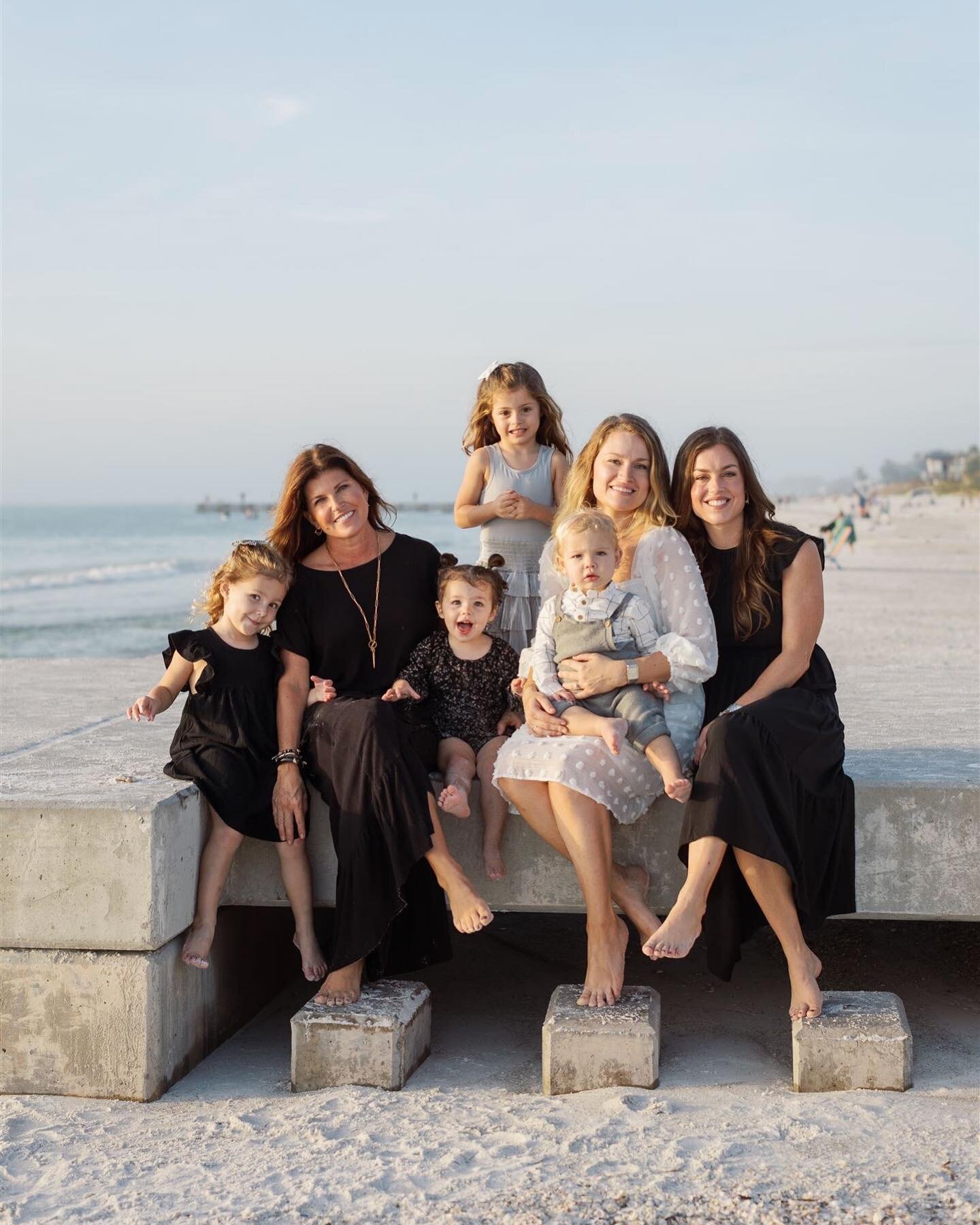 It&rsquo;s the season of family summer vacations and extended family photos 🌞 swipe to the end for a little blooper from this session