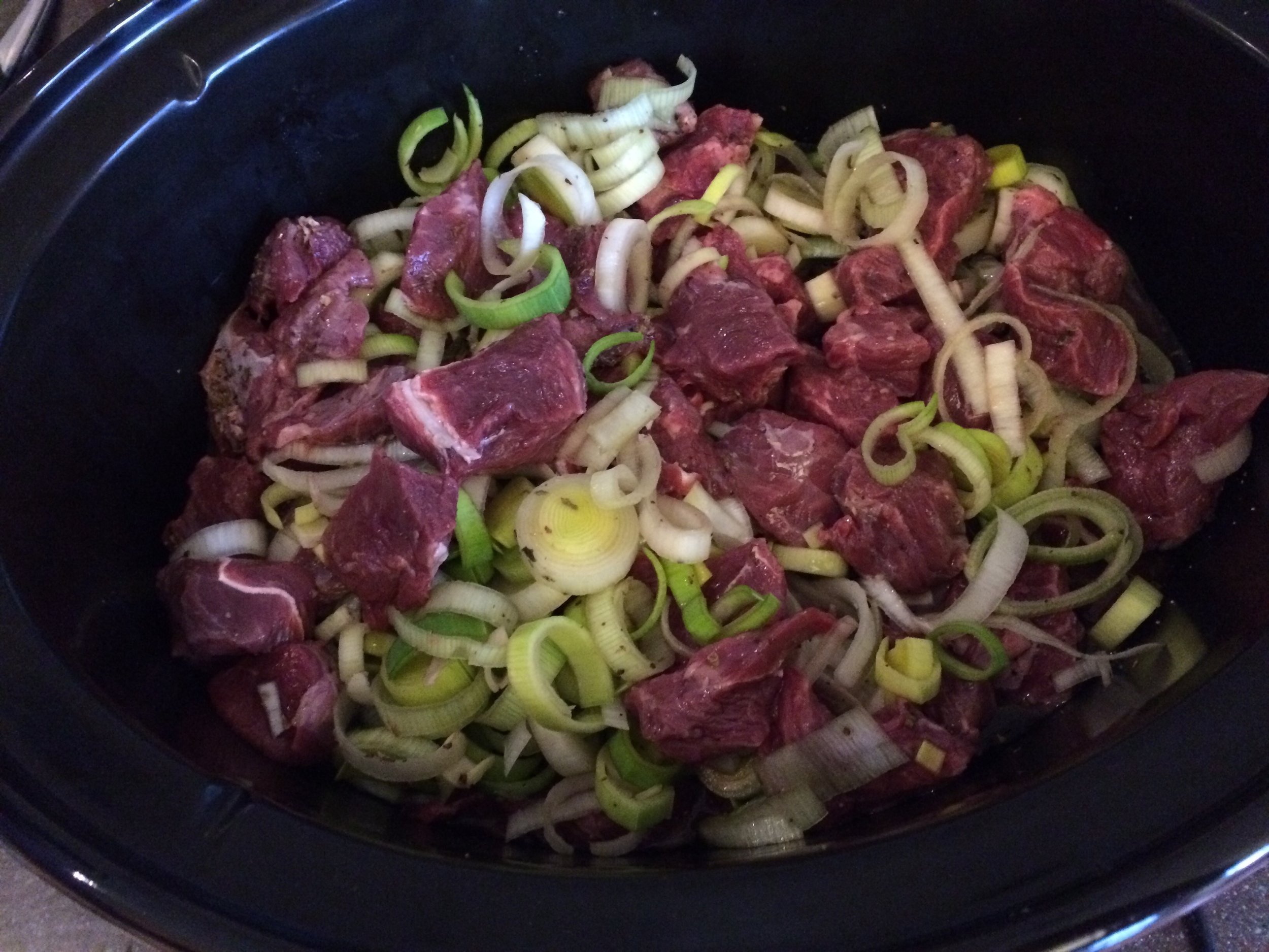 This morning I've put stewing beef, leeks and chicken stock into my crockpot. Seasoned with Himalayan salt and dried oregano. Only 5 ingredients. Super simple, and I can't wait until tonight!