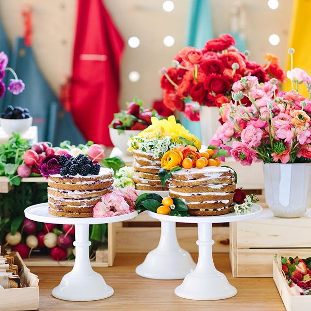 Obsessed with these @sweetlaurelbakery #grainfree cakes. We love supporting real food, especially in the form of cake. 🎂 // Photo by @marycostaphoto for @hedleyandbennett // Flowers @irisanddaughter // Design #twinkandsis