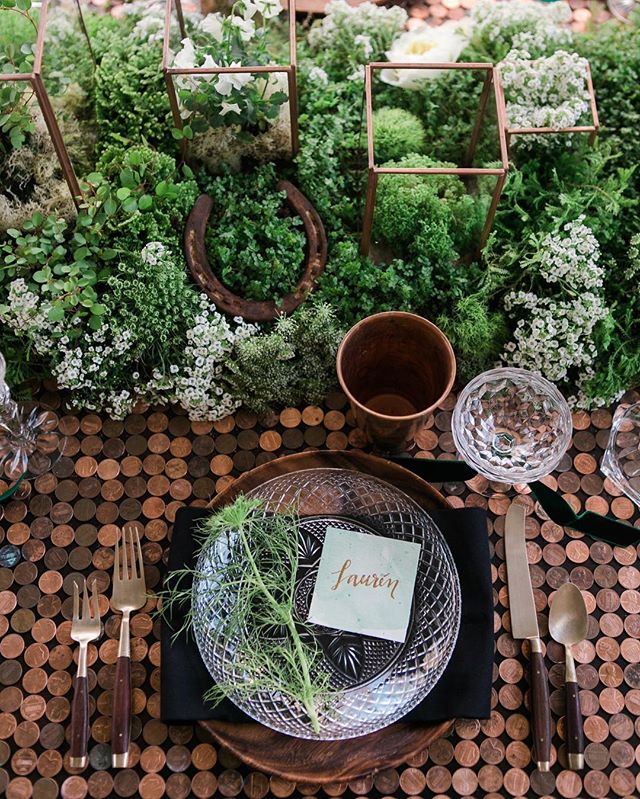 St. Patrick's Day. 🍀 More on  #twinkandsis // Photo: @jennaelbow // Florals: @mvflorals // Dishes + Flatware: @borrowedblu // Linens: @maisonmidi // Place cards: @adapperline