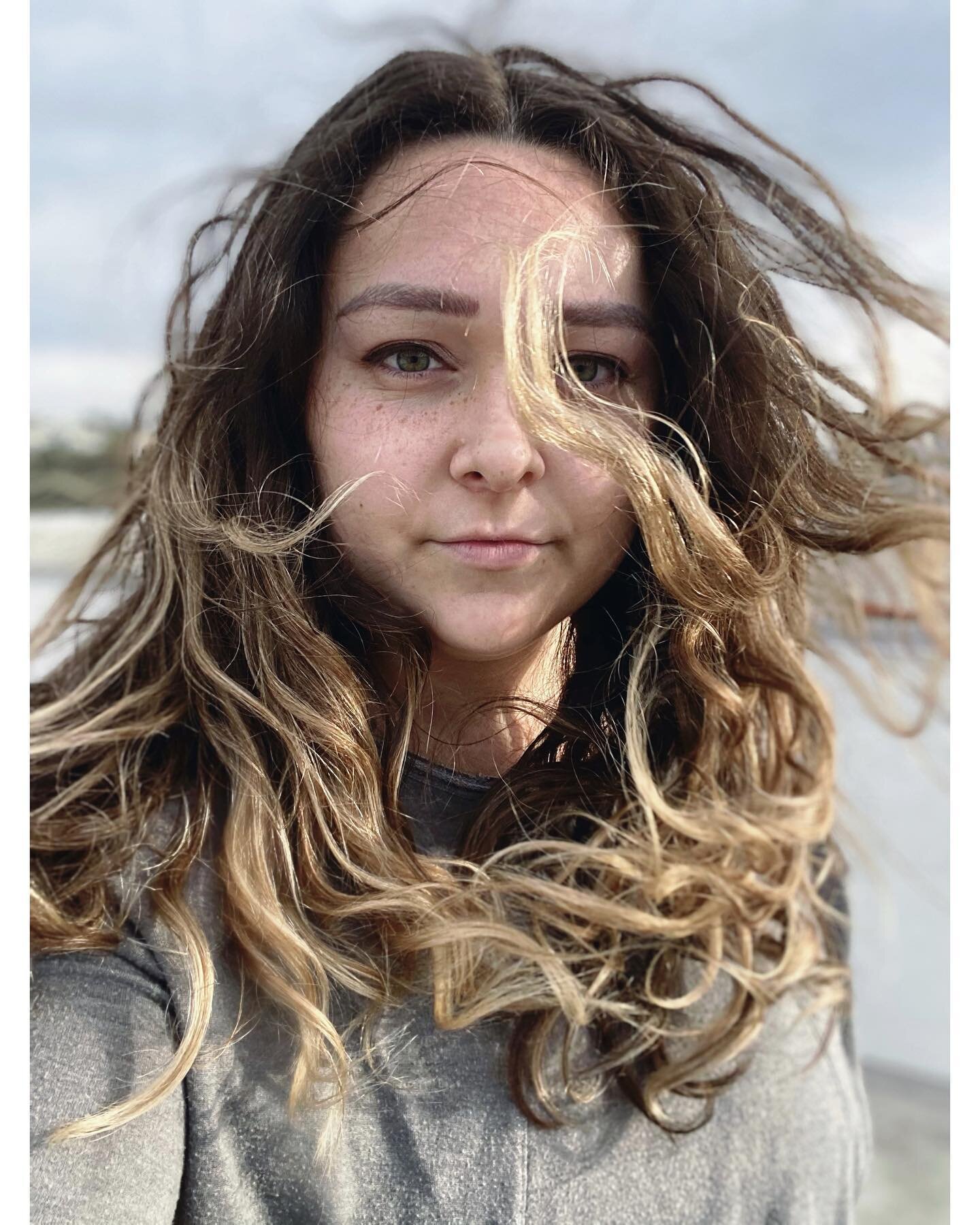 And they say Chicago is the Windy City 🌬 #windyhairdontcare #losangeles #curlyhair #naturalhair #hayleymae
