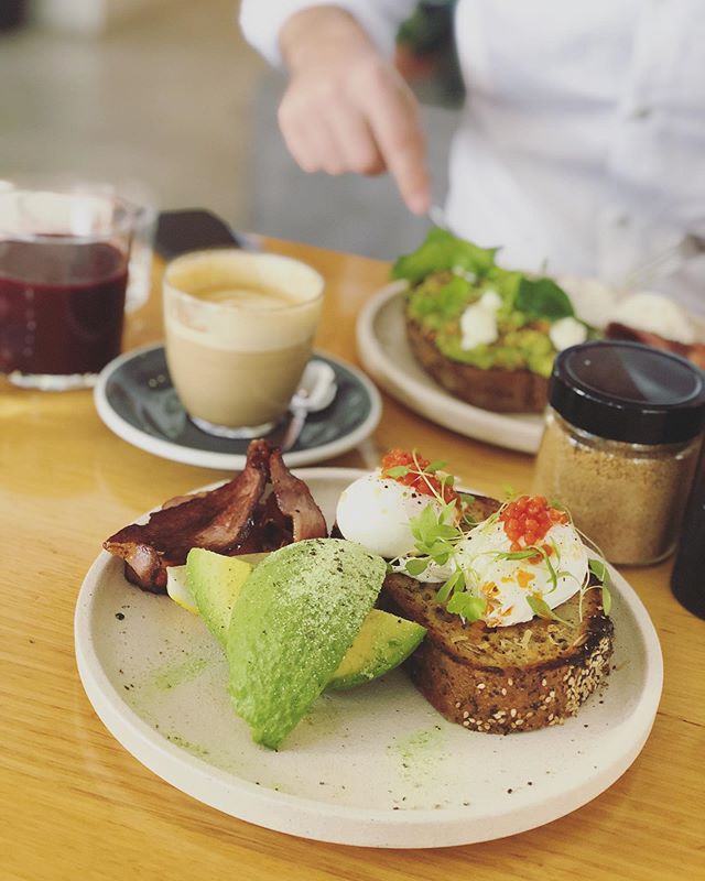 BACK TO BACON | we are back in Australia so it’s straight onto bacon, gluten free bread, avocado, soy latte, a latte with fresh milk (no UHT here!), and a beautiful, sunny space. Some may argue that this shot could have been taken anywhere in the world, but I can assure you, THAT IS NOT THE CASE. @nododonuts, you’re a sight for hungry, deprived eyes. Conveniently across from our home from home for a few days at @alexperryhotelandapartments 🥳 #weddingseason #brisbanefood #hotellife #traveldiary #lovebrisbane