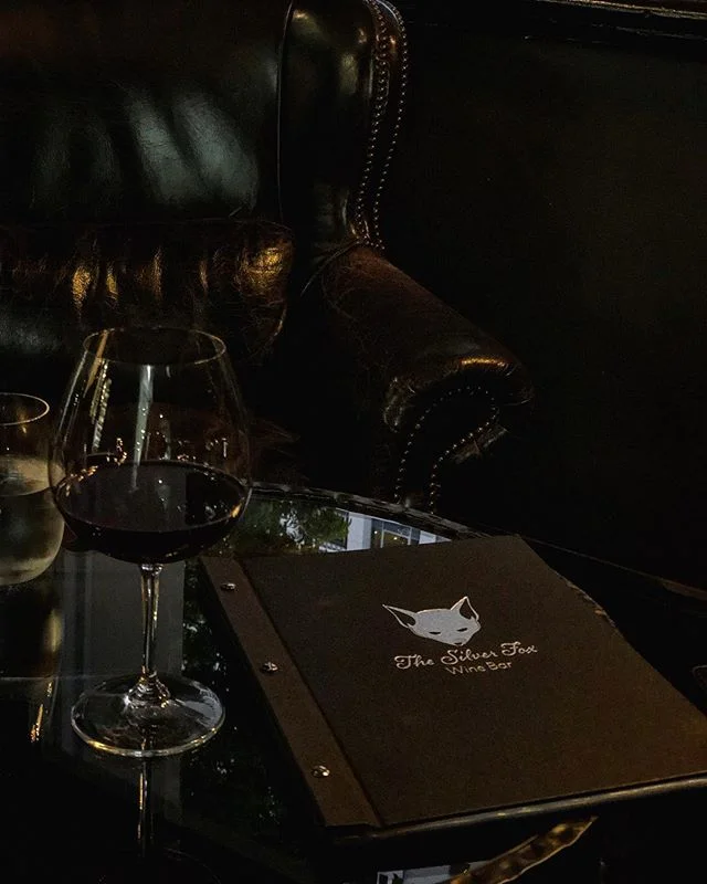 HEY FOXY | The Silver Fox is a gorgeous, dark and moody wine bar in Brisbane’s CBD filled with leather Chesterfields and serving up predominantly Australian wines with an international hint. For their fancier wines, they use the @coravin wine preservation system - this ‘works by piercing the cork with a hollow needle, pressurising the bottle with argon gas, and extracting the wine through the needle into the glass. Once the wine is poured, the argon gas sits below oxygen and the cork naturally reseals itself’. I do love a bit of science with my wine 😉 Cheers to that, and happy Thirstday, Insta fam 🥂 #brisbaneadventures #weddingweekend #winebarbrisbane