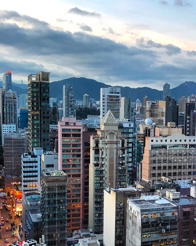 A city at dusk - when the sun is still floating above and the night lights have come on below 💙
One of my favourite times of day, which makes sense for a nightowl I suppose.
But IS that the case? Do morning people prefer sunrises? Can all of the morning-people breed please tell us your preference and help solve this deep, complex quandary... 😆 #deep #askinsta #thethingsidotoprocrastinate .
.
.
.
.
.
#sunset #hk #honkers #sunrise #nightowl #morningperson #cityshots #citypics #travelshots #travelguide #digitalnomad #hotelshots #fromuphigh