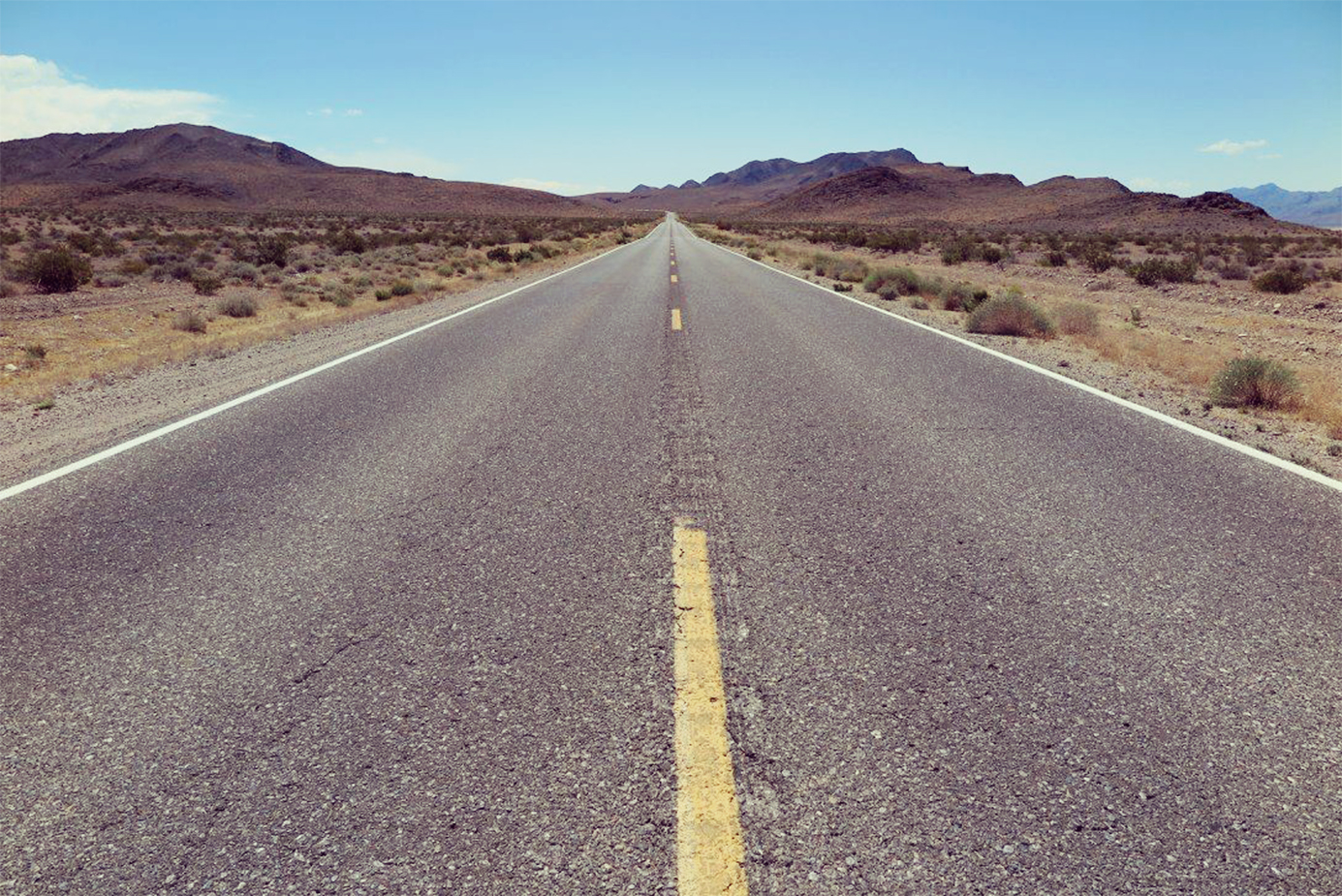 Death_Valley_road.jpg