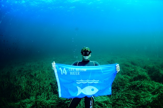Free diving world champion Umberto Pelizzari, raised a flag to represent Goal 14, Life Below Water, off the coast of Formentera, to support the UN Global Goals for Sustainable Development. Credit: Enric Sala. http://www.globalgoals.org/media-centre/