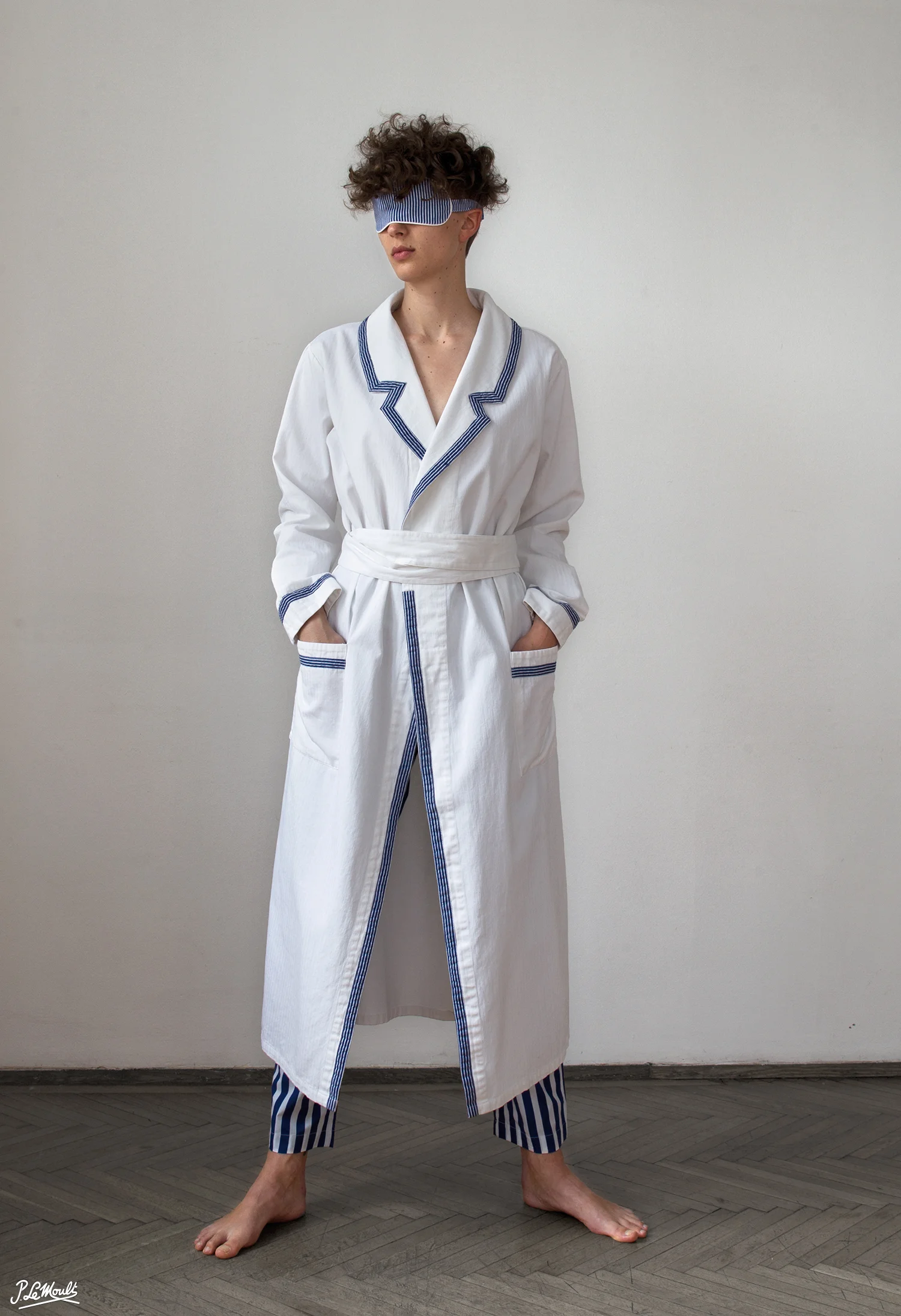 12_LB_8536_DECK-GOWN_WHITE-Royalblue.jpg