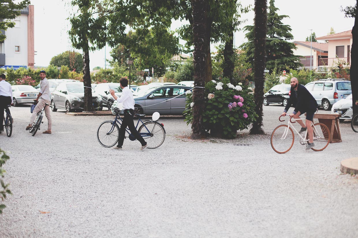 Gli sposi arrivano in bicicletta