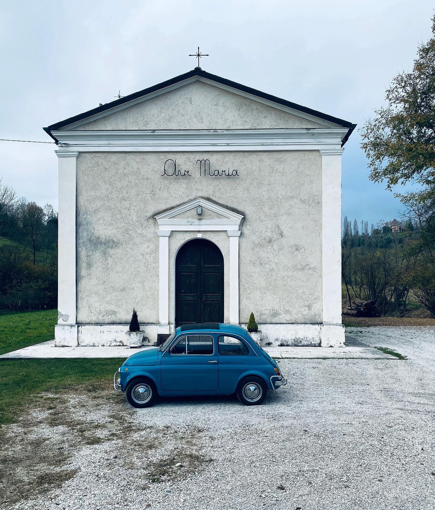 Se sui colli bolognesi si va in vespa, sui colli asolani si va in 500. 

Colonna sonora? Fred Buscaglione. 
Benzina? Ne abbiamo. 
Pit stop previsti? 
1. Tomba Brion di Carlo Scarpa
2. Gipsoteca @museocanova 
3. Villa Barbaro di Maser di Andrea Pallad