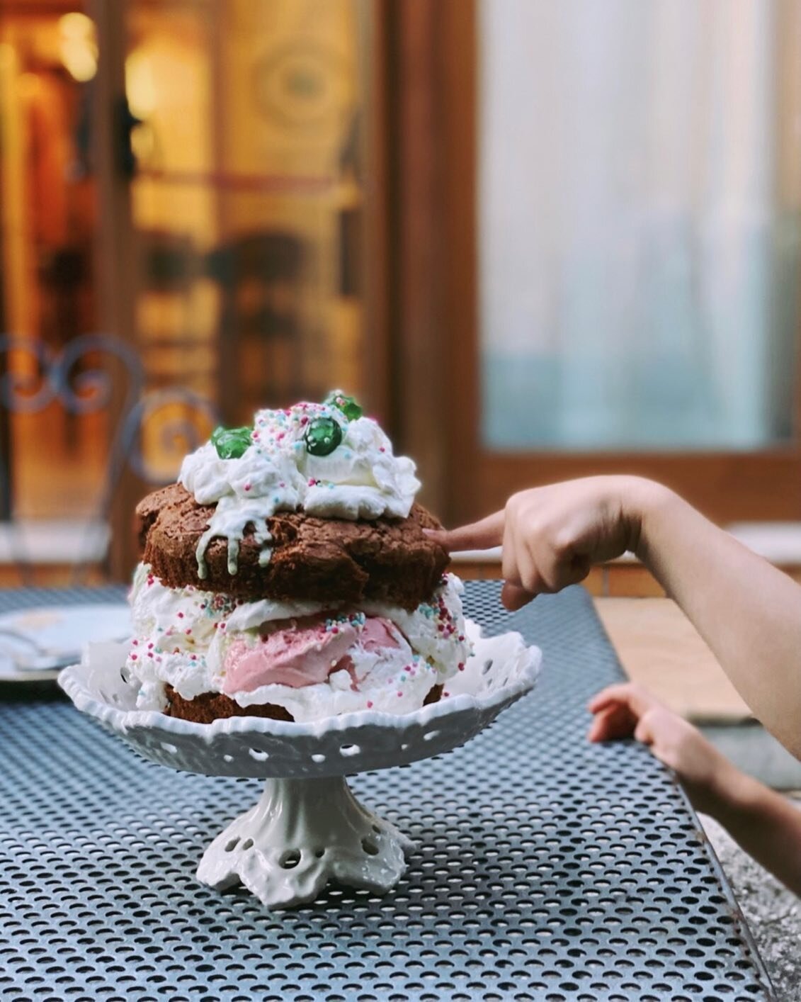 Quando non si ha tempo di fare una Baked Alaska con meringa italiana si pu&ograve; fare una Chocolate Victoria Sponge Cake e farcirla di buonissimo gelato e panna montata fresca. 

Aspetti negativi: va mangiata subito altrimenti si scioglie
Aspetti p