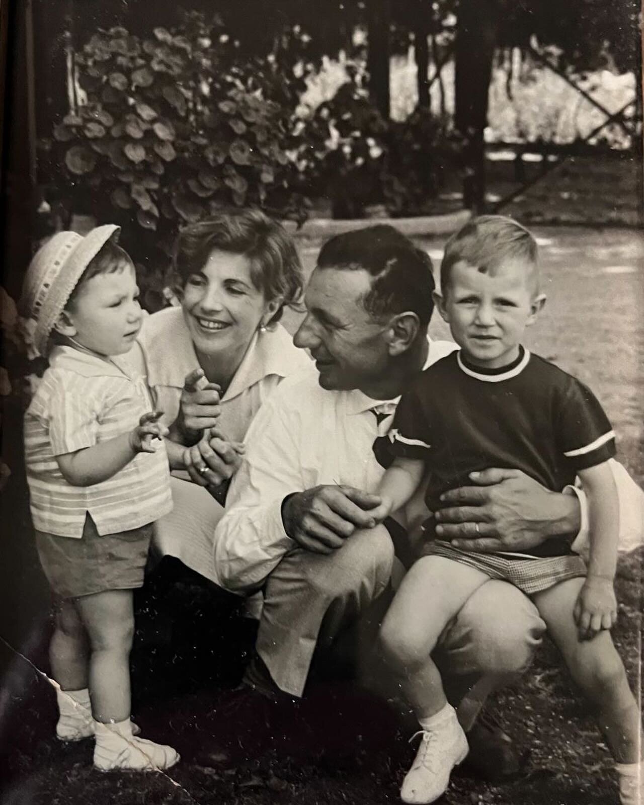 Pap&agrave; Memi con Francesca e i figli Otto e Wilma, 1960.

Ca&rsquo; de Memi significa Casa di Memi.
Memi era nostro nonno (Geminiano il nome intero), e trasformare la sua casa in quello che &egrave; oggi, il suo sogno. Noi speriamo di esserci riu
