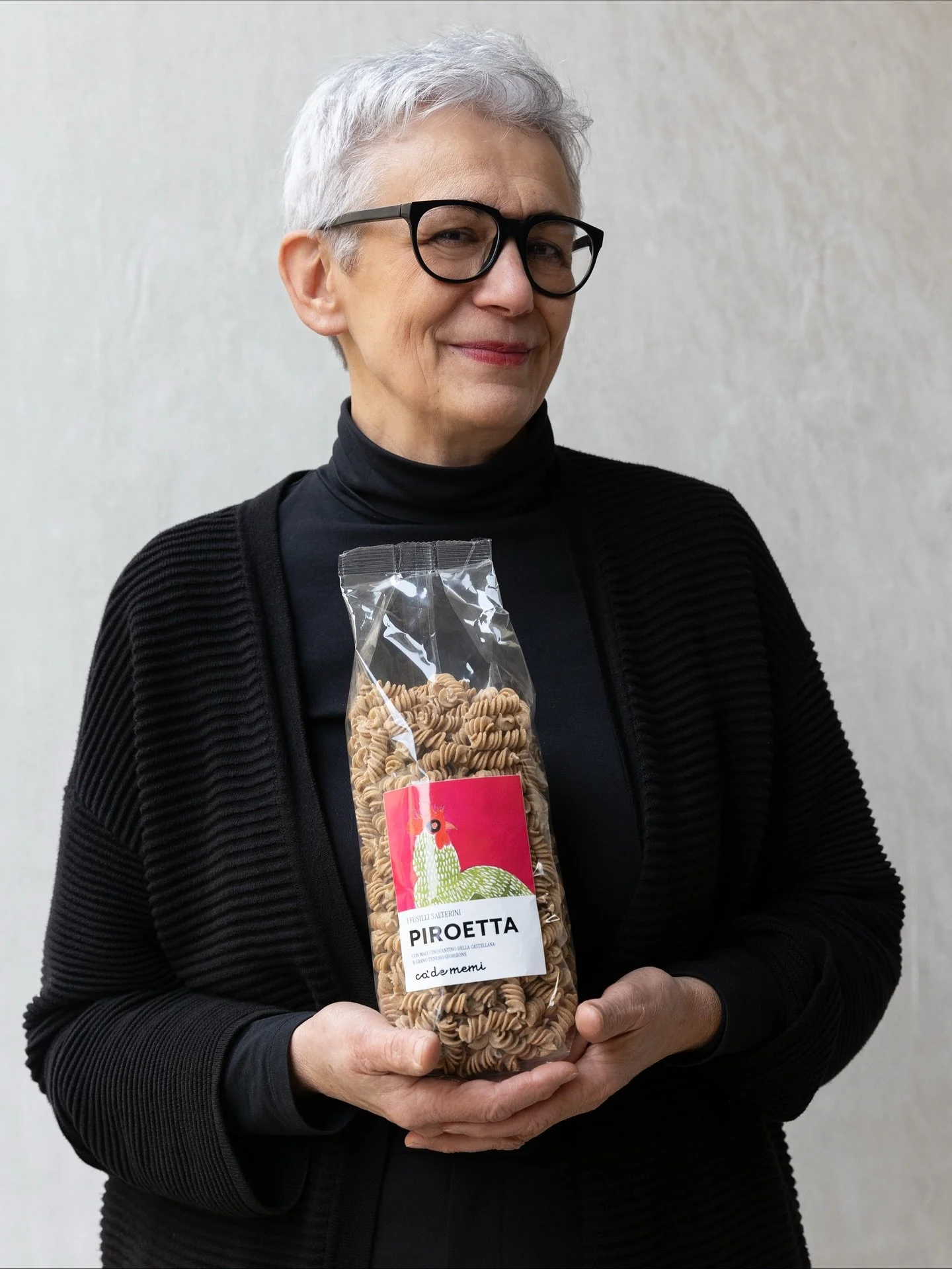 Piroetta, i Fusilli di Ca&rsquo; de Memi, sono preparati con Farina di grano integrale Giorgione e Farina integrale di Mais Cinquantino della Castellana.
Li chiamiamo cos&igrave; perch&eacute; son salterini, si cucinano velocemente e saltati in padel