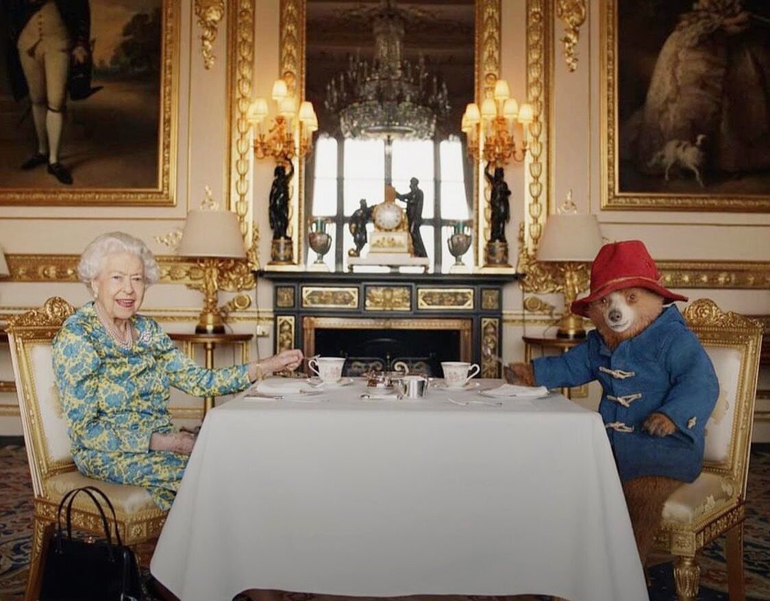 How fabulous 🇬🇧❤️👑
#godsavethequeen 
#platinumjubilee #afternoontea with #paddingtonbear