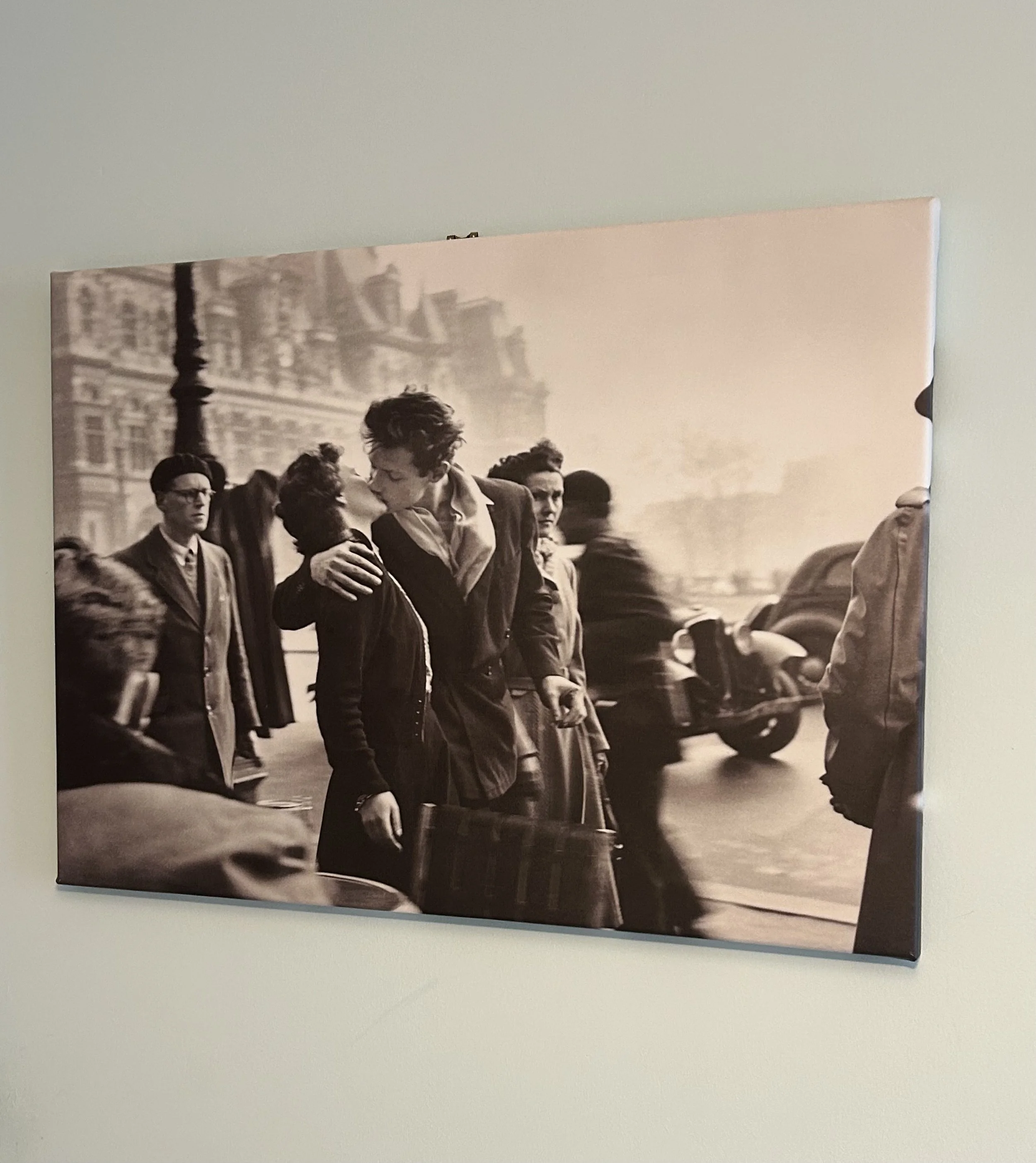 Le Baiser de'Hotel de Ville, Doisneau print on a wall