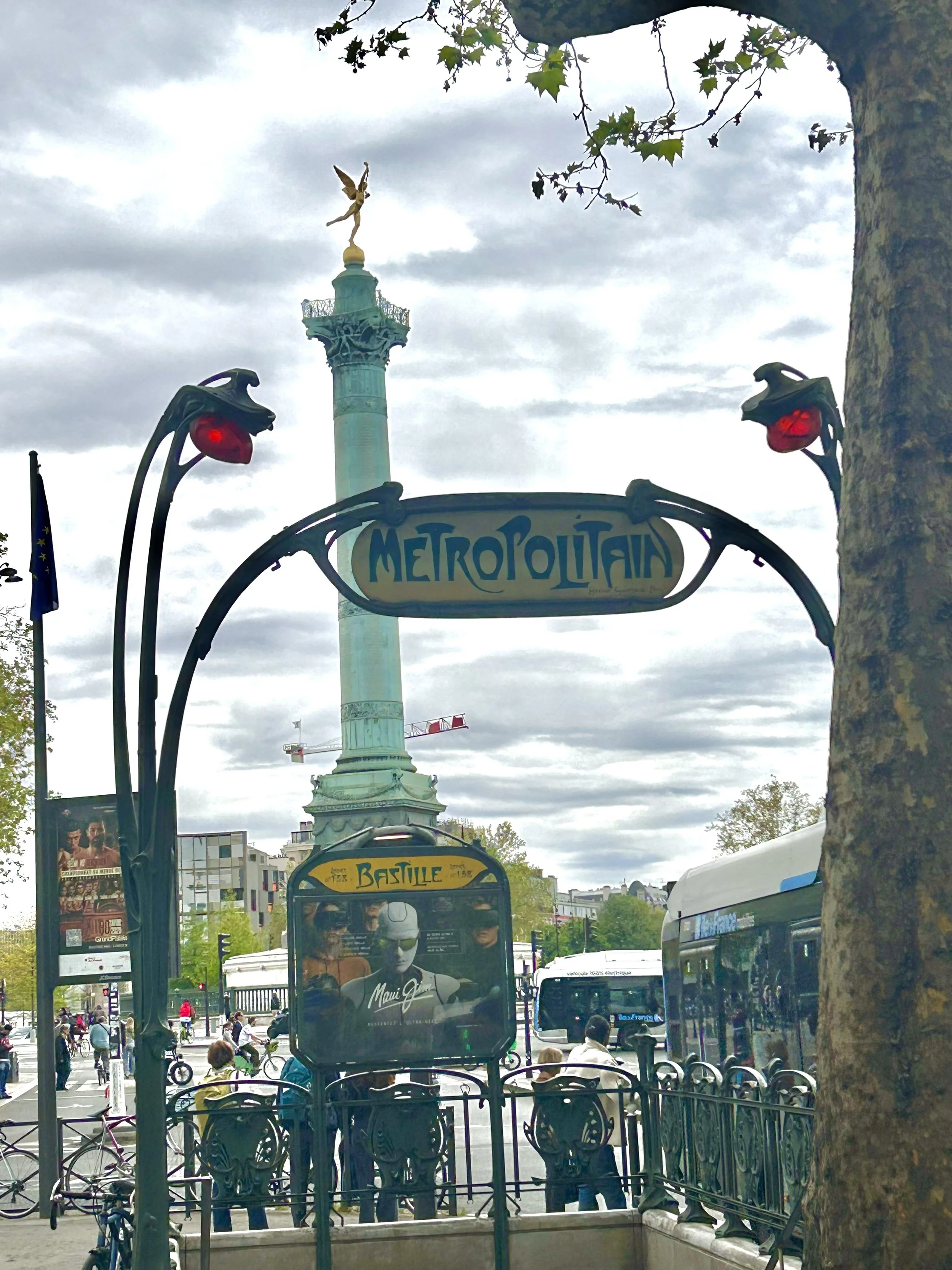 July Column in Bastille shown through the Metro station Bastille