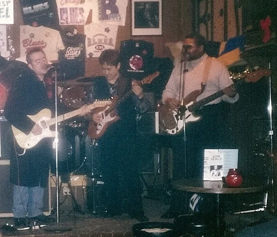 Tim Robson jams onstage at Kingston Mines Chicago Dec 1996