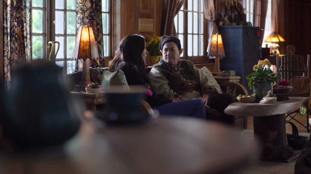 **AwkwafinaIsNoraFromQueens-S3E4ettareddast-13’42” Living Room.jpg