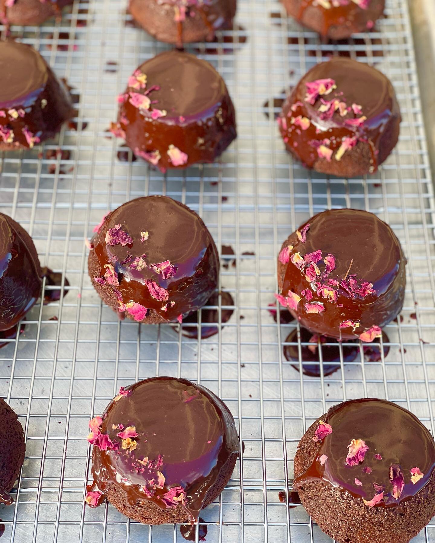 #INTHEKUSINA ~ Chocolate Garam Masala Bibingka w/ Chocolate Ganache + Dried Rose Petals ~ give yourself or your ❤️ a special Valentine&rsquo;s Day Chocolate Bibingka available for order at @orderhungryhouse for pick up at @bklynnavyyard or delivery i
