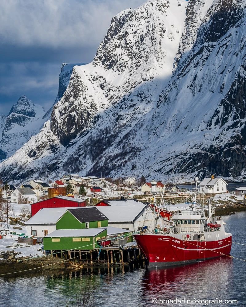 #lofoten #norway #ailofoten #landscapephotography #harbour #mountains #snow #fisherboat #colourful #fjord