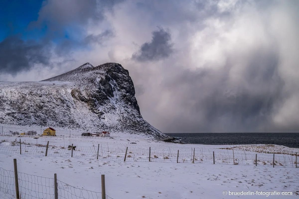 @norway @lofotenislands #landscape_lovers #snow  #snowstorms #fence #mountains #cloudpower