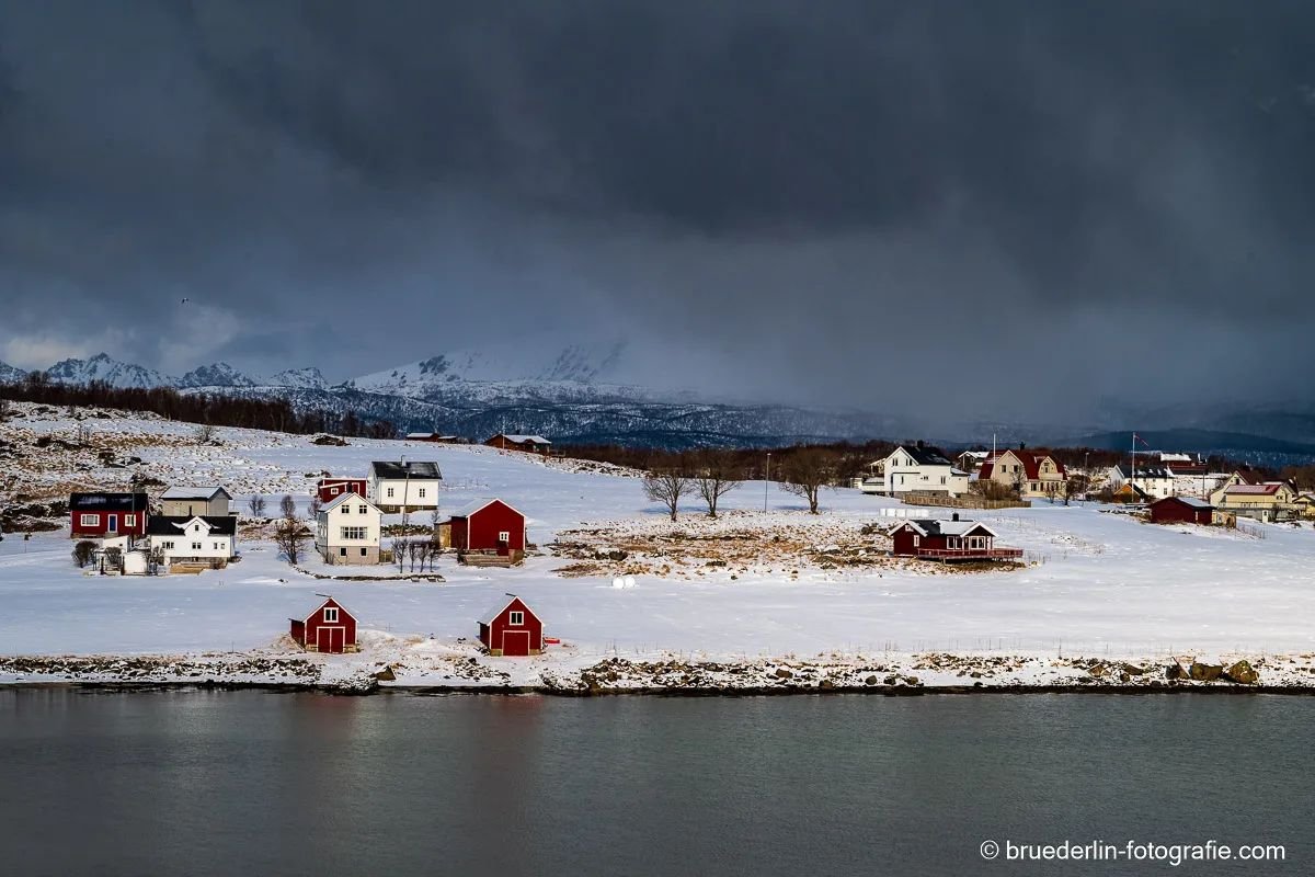 @visit_lofoten #northnorway #lofoten #village #snow #landscape # mountains #fjordlandscape #darksky # redhouses #mountainlandscape #cloudpower