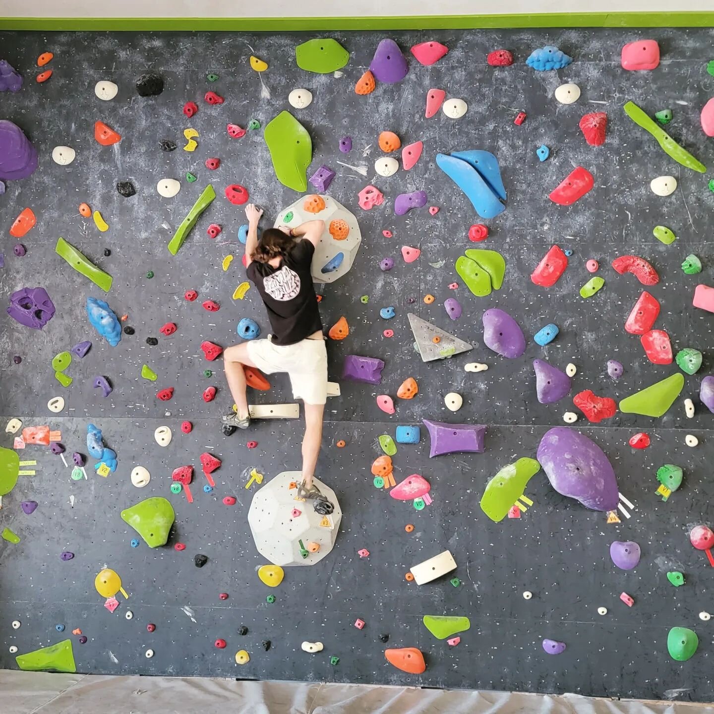 New Routes on the 10* wall! 

Here's what we've got:

VB - 2
V0 - 2
V1 - 1
V2 - 2
V3 - 2
V4 - 2
V5 - 1
V6 - 2

#shastarockclub #shasta #redding #norcal #reddingyouth #reddingcalifornia #climbers #beta #girlswhoclimb #climbinggym #boulderinggym #gocli