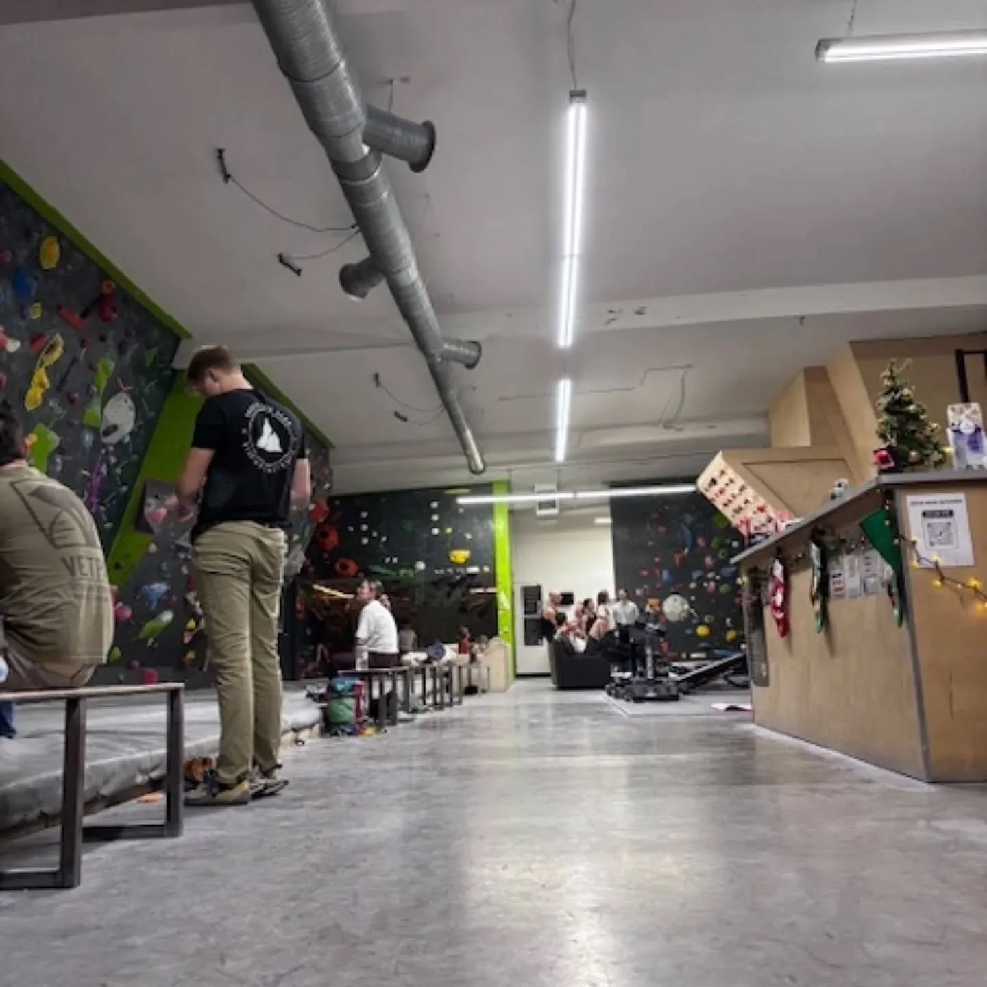 Huge thank you to everyone coming in during the cold season! 🌟 We've been having so many people come in and climb and it's been amazing! We are truly grateful for all of our members and all the people coming in every single day. You guys rock (and c