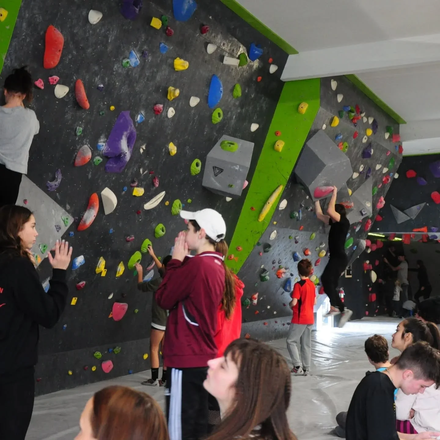 $1 DAY PASS ALERT ‼️ Next Monday, all day passes will only be $1. What's even better is @vitalitybowlsredding will be joining us on this grand day giving out smoothie samples for free! Do something fun this upcoming MLK day. 

Repost this and we will