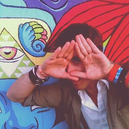 "Don't look into the eye!"