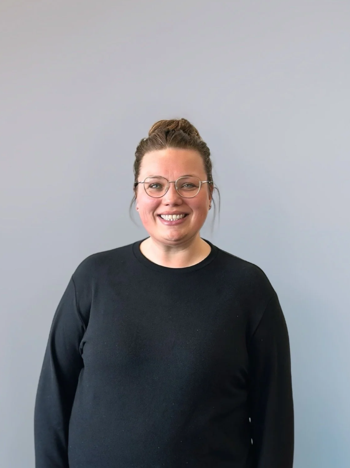 Tayler, Receptionist