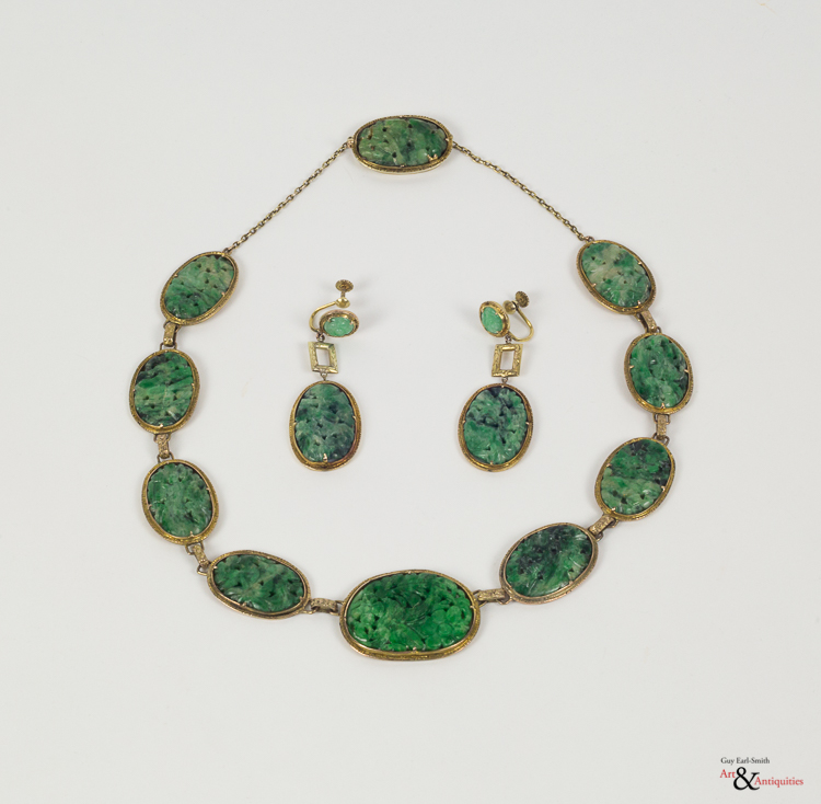 A Chinese Spinach Jade Necklace and Earrings, c. 19th-20th Century