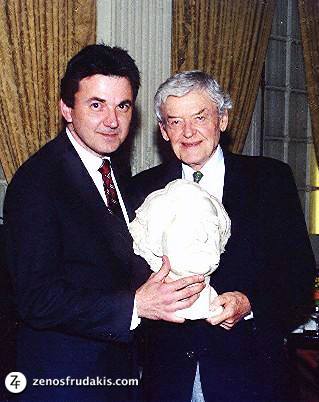   Zenos Frudakis with Hal Holbrook and the sculpted portrait of  Mark Twain .  