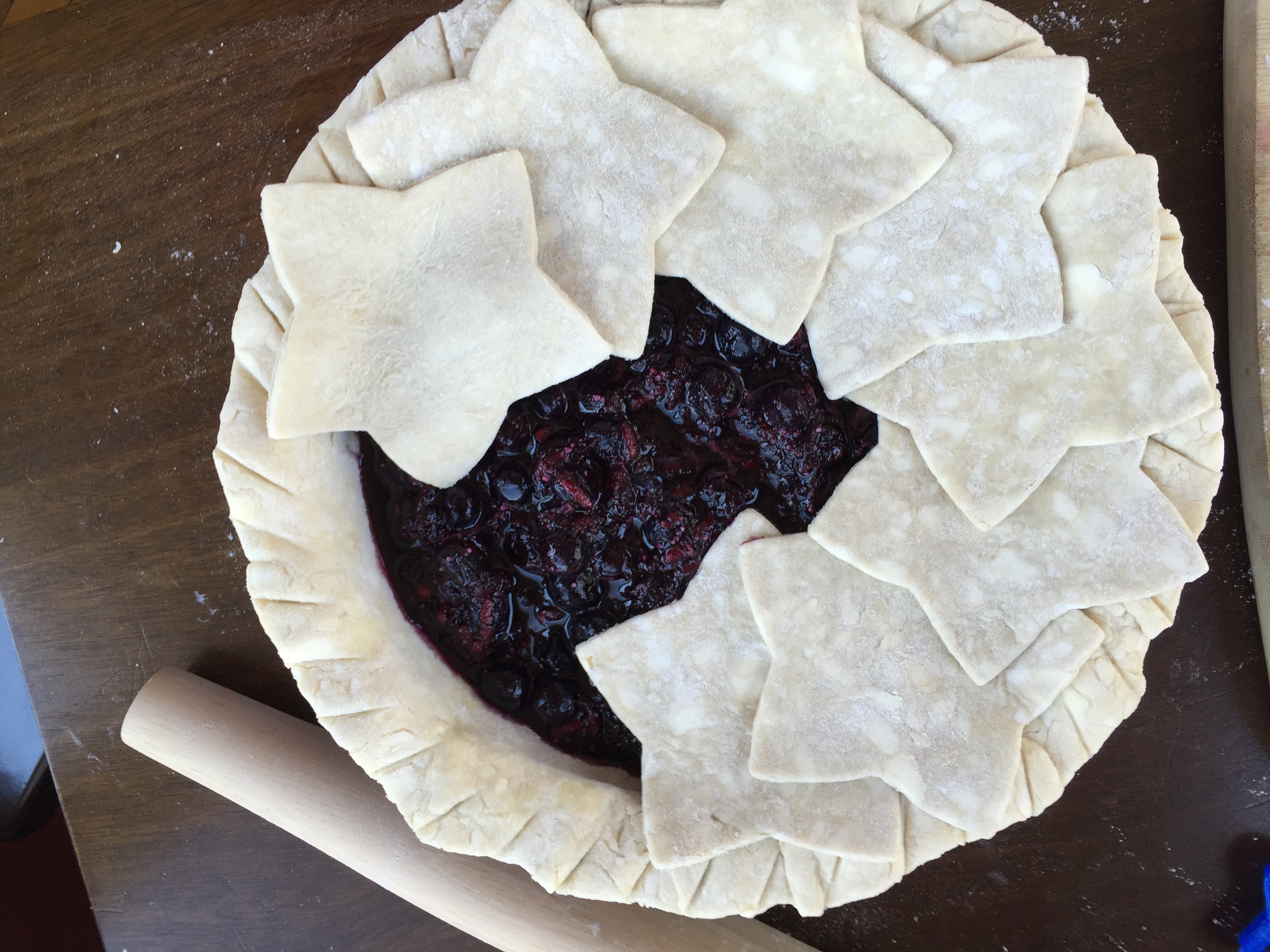 The stars should overlap the edge of the pie crust and each other, leaving no spaces around the outer edge of the pie.