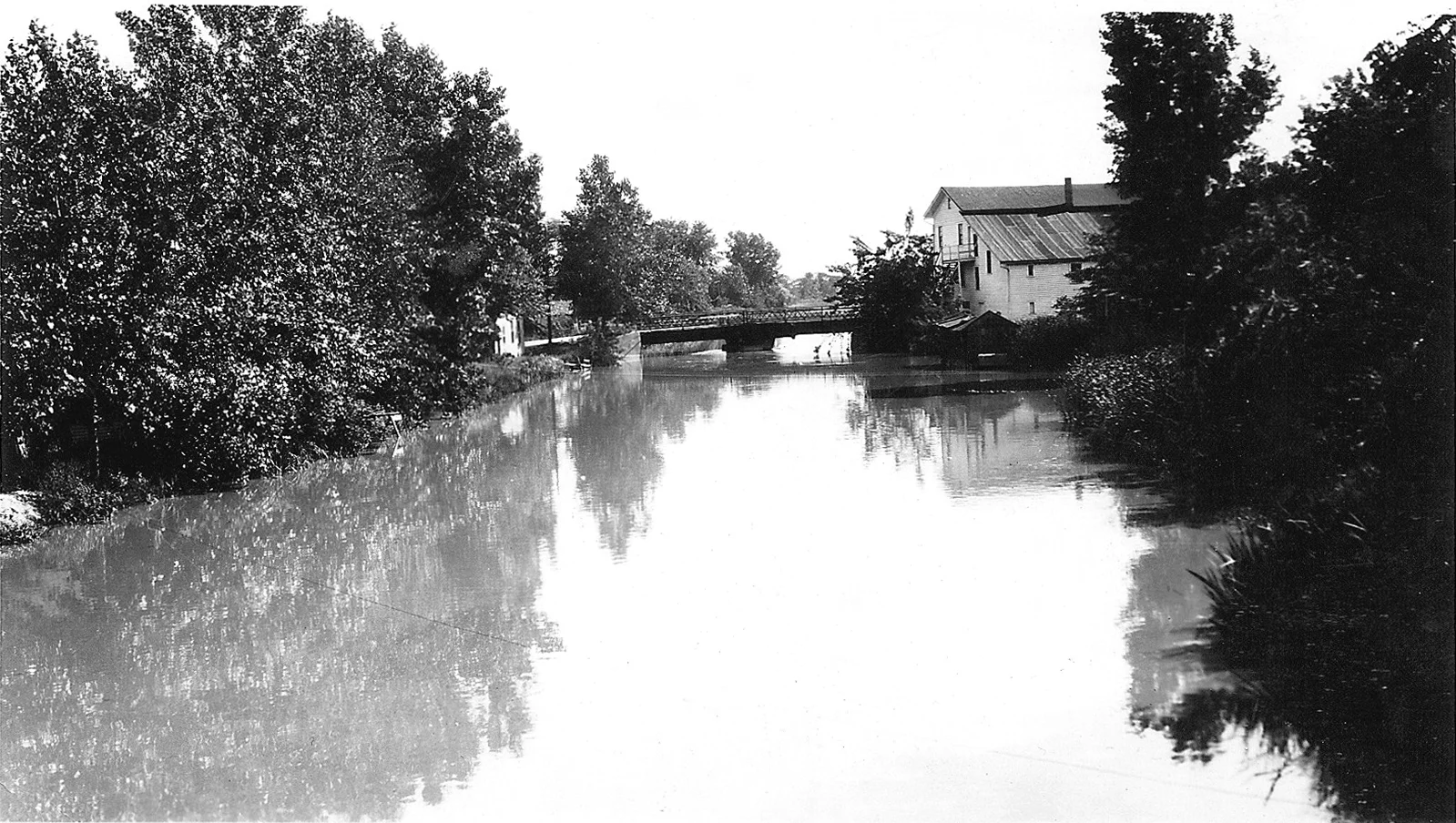 Looking south to J.E. Hall store. Canal is abandoned..jpg