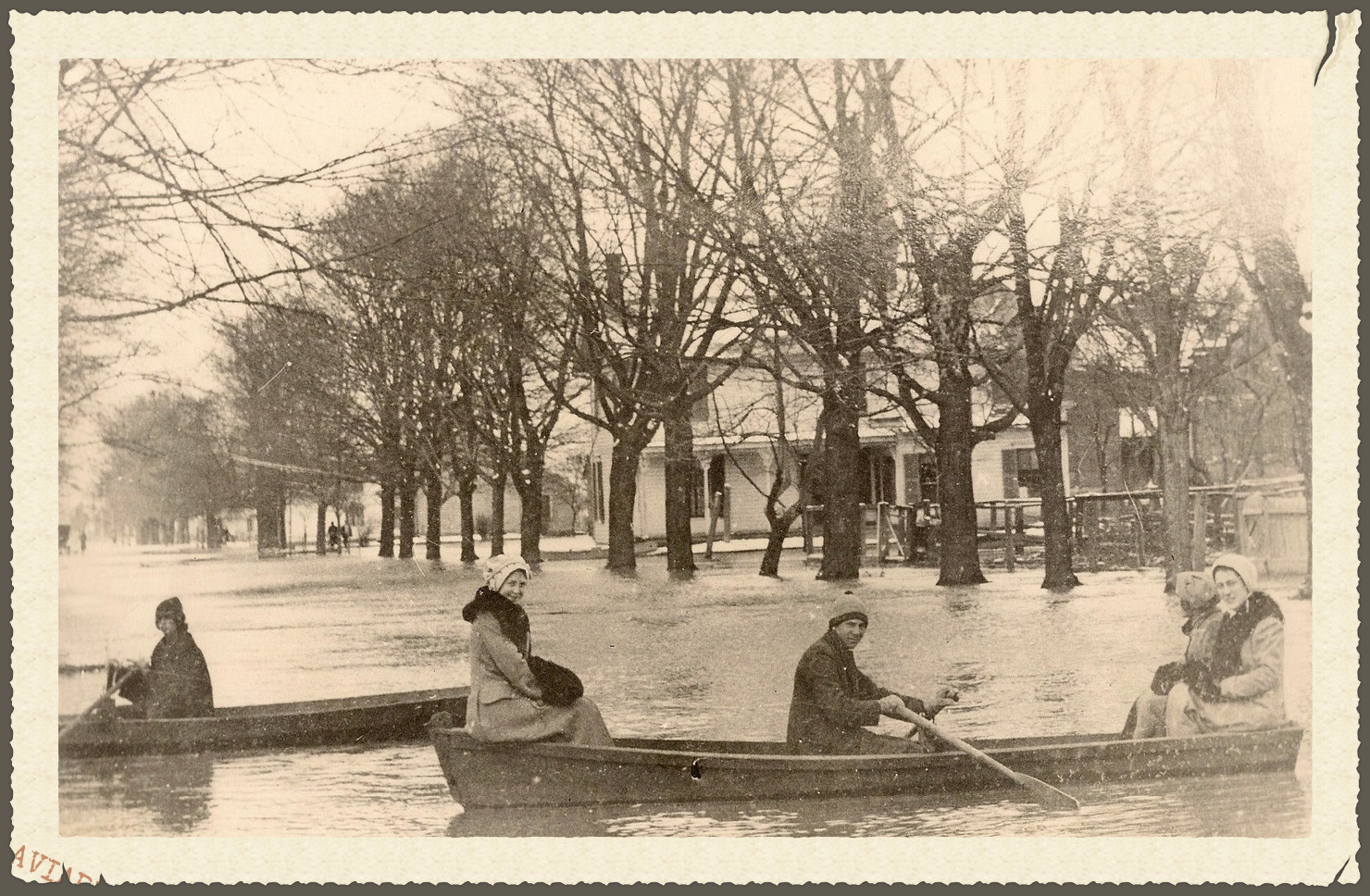 1913 Flood - Looking North on River Road