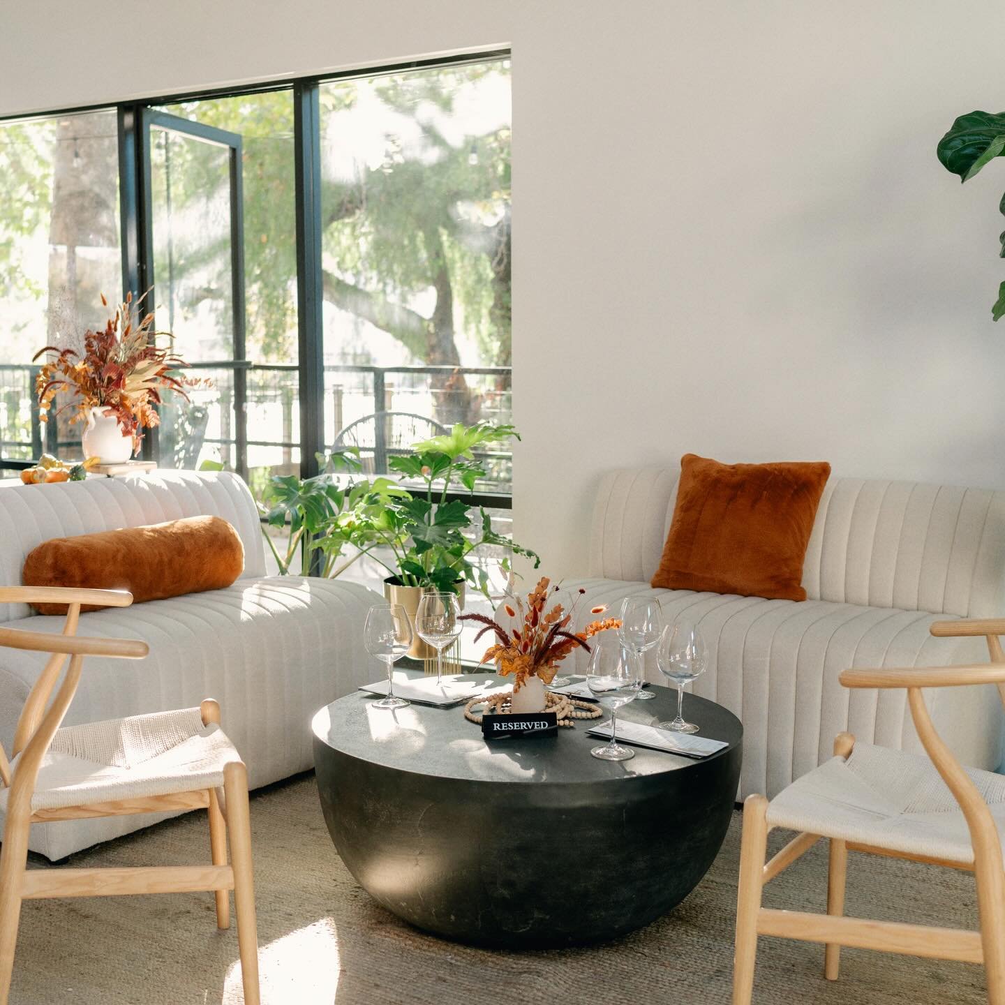 Escape the Black Friday chaos. Unwind at El Lugar with a glass of wine 🍷. 
Friday 12-7pm // Saturday 12-7pm // Sunday 12-5pm 

#slowine #shareslocounty #pinottasting #duncanalley