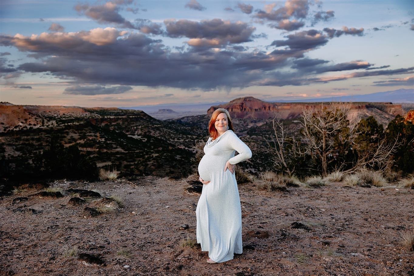 This gorgeous momma, her perfect baby bump, beautiful family and the beautiful New Mexico sky 😍