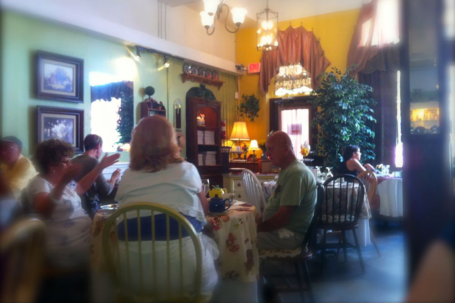  Customers relaxing in the dining room. 