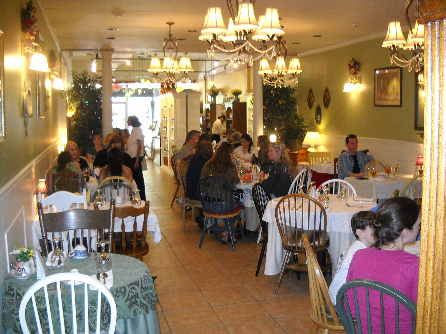  Lunchtime with family and friends. 