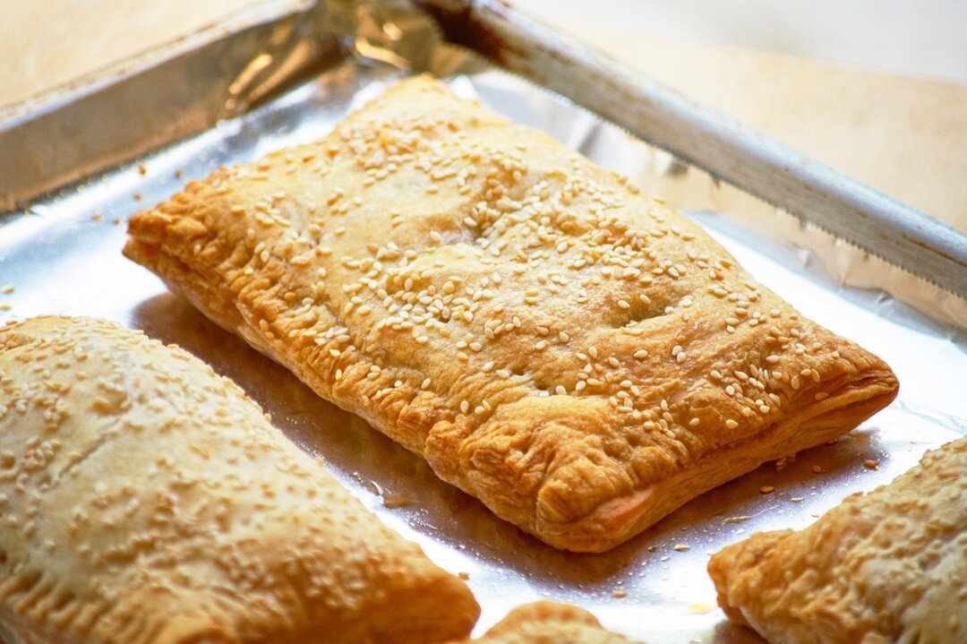 We'll have lots of these freshly baked Curry Chicken Pastries for sale tomorrow at the Jacksonville Beach Farmer's Market (321 Penman Road, Jacksonville Beach) from 10am to 2pm! 

We keep selling out so get 'em while you can! 😄
.
.
.
.
.
#curry #cur