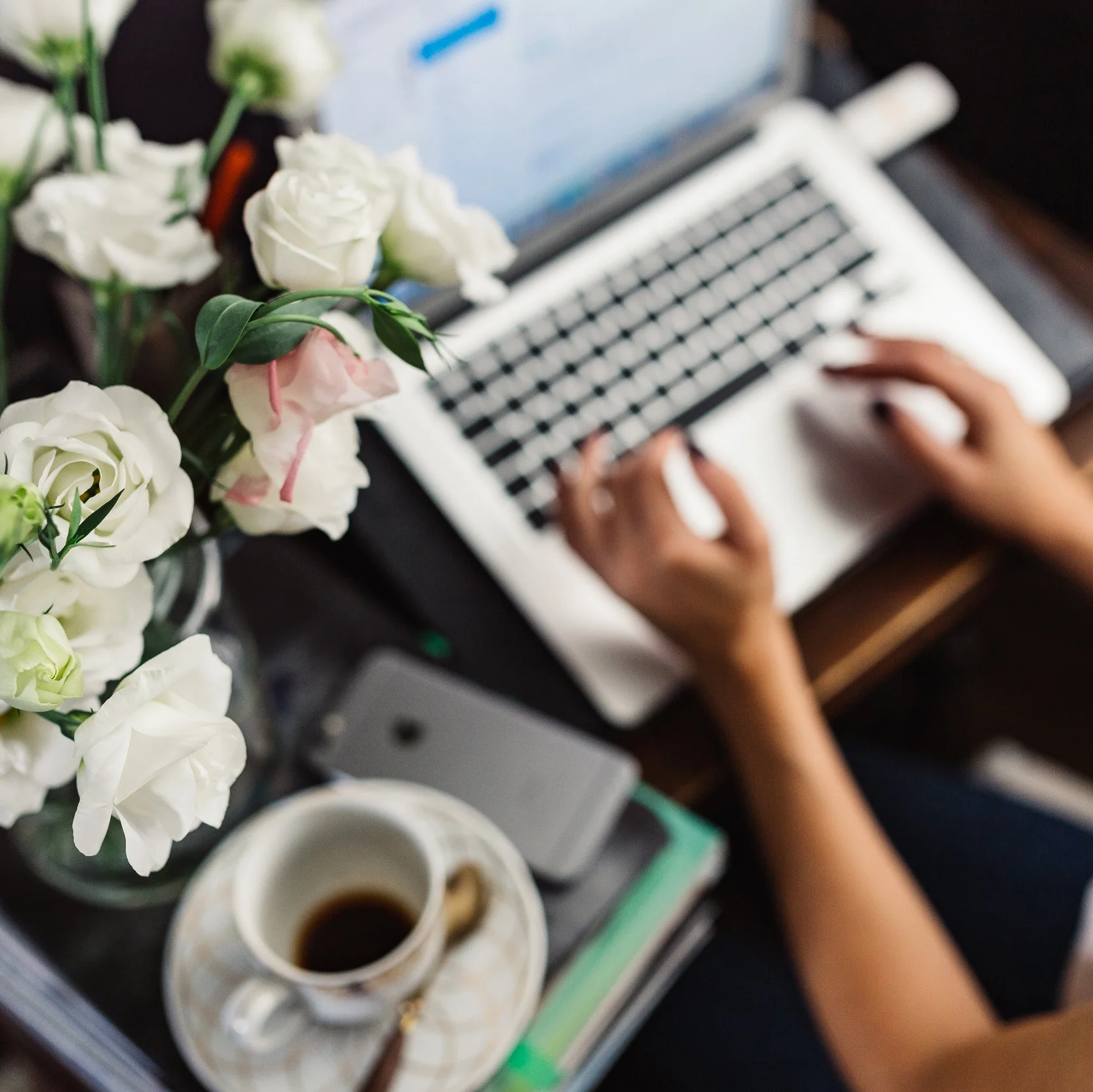 kaboompics.com_Female workspace with white flowers.jpg